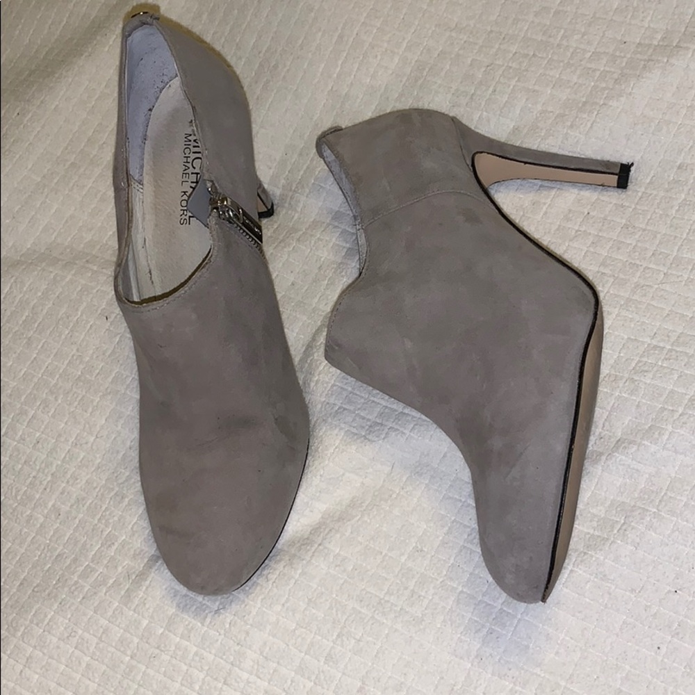 MICHAEL KORS 7 1/2 GRAY SUEDE 3” heeled booties !!